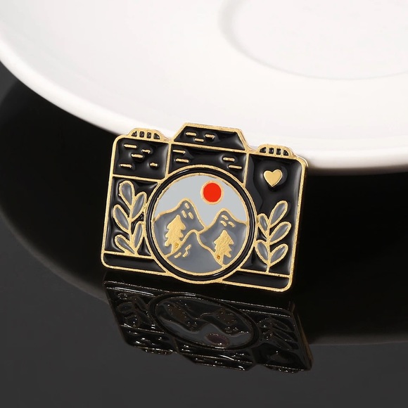 🎉 New Mountain View Camera Enamel Pin - Picture 2 of 7